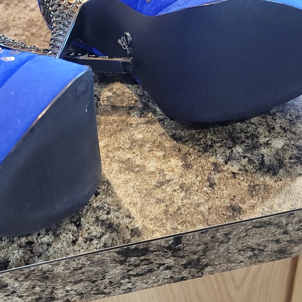 Heels - Picture 3 of 4
